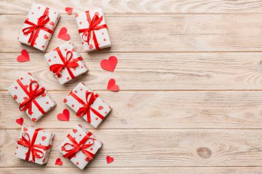 Sevgililer Günü kompozisyonu: Yay ve kalple kırmızı hediye kutusu. Noel hediyesi. Yukarıdan bak. Mesaj için yer var. Holday tebrik kartı.