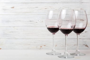 Şarap tadımında bir sürü kırmızı şarap. Renkli arka planda kırmızı şarap kavramı. Üst görünüm, düz dizayn.