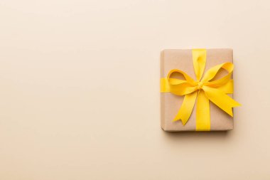 Renkli arkaplan üzerinde tatil kutucuğu, üst görünüm. Tasarım için alanı kopyala.