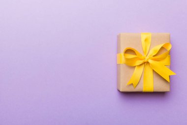 Renkli arkaplan üzerinde tatil kutucuğu, üst görünüm. Tasarım için alanı kopyala.