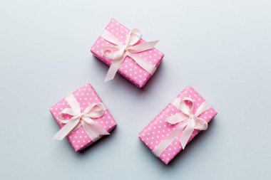 Sevgililer Günü kompozisyonu: Kırmızı hediye kutusu ve kalp. Noel hediyesi. Yukarıdan bak. Holday tebrik kartı.