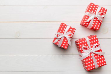 Sevgililer Günü kompozisyonu: Yay ve kalple kırmızı hediye kutusu. Noel hediyesi. Yukarıdan bak. Mesaj için yer var. Holday tebrik kartı.