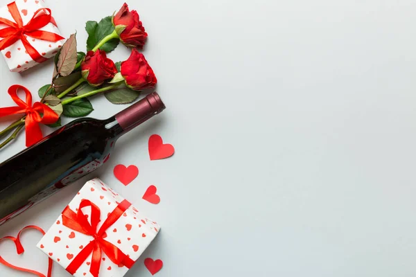 Valentin Napi Kompozíció Vörösborral Rózsavirággal Ajándékdobozzal Asztalon Felülnézetből Lapos Fekvéssel — Stock Fotó