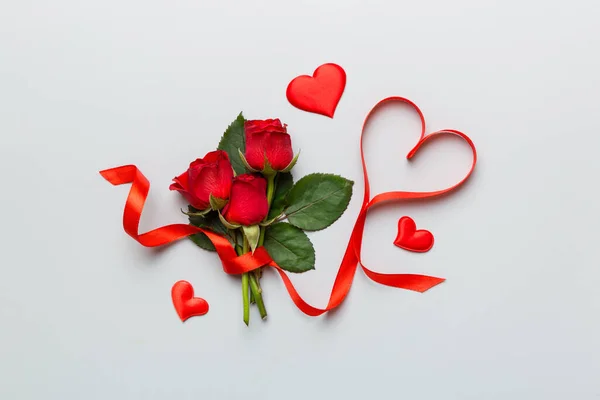 Walentynki Kompozycja Różanym Kwiatem Czerwonym Sercem Stole Widok Góry Płaski — Zdjęcie stockowe