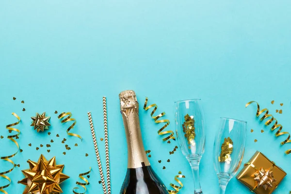 Fles Champagne Met Gekleurde Glitter Confetti Geschenkdoos Ruimte Voor Tekst — Stockfoto