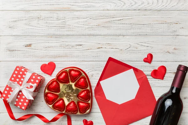 Botella Vino Tinto Sobre Fondo Color Para San Valentín Con — Foto de Stock