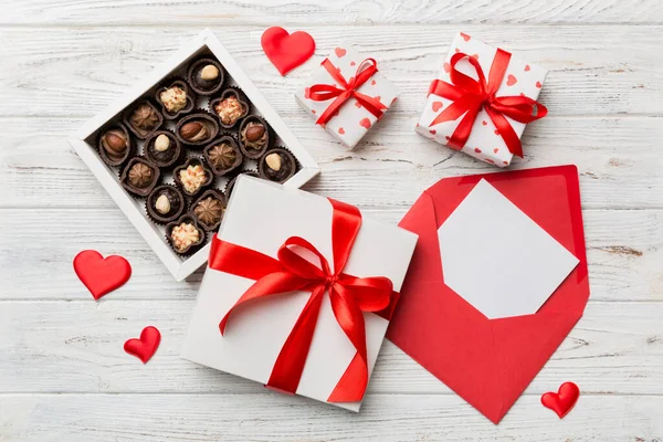 Оболочка Цветном Фоне День Святого Валентина Подарочной Коробкой Шоколадом Сердце — стоковое фото