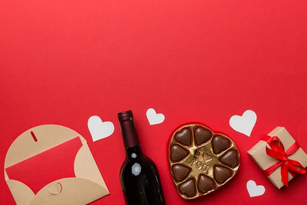 Бутылка Красного Вина Цветном Фоне День Святого Валентина Подарочной Коробкой — стоковое фото