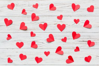 Kırmızı kalplerle sevgililer günü arkaplanı, kopyalama alanı ile üstten görünüm.