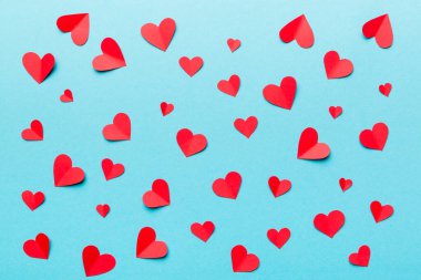 Kırmızı kalplerle sevgililer günü arkaplanı, kopyalama alanı ile üstten görünüm.