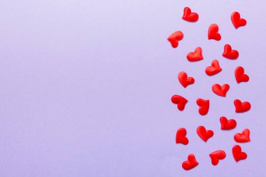Kırmızı kalplerle sevgililer günü arkaplanı, kopyalama alanı ile üstten görünüm.