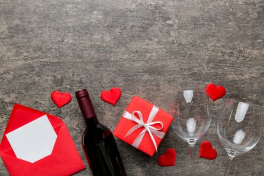 Kırmızı şarap, gül çiçeği ve hediye kutusuyla Sevgililer Günü kompozisyonu. Üst manzara, düz yatış. Tatil kavramı.