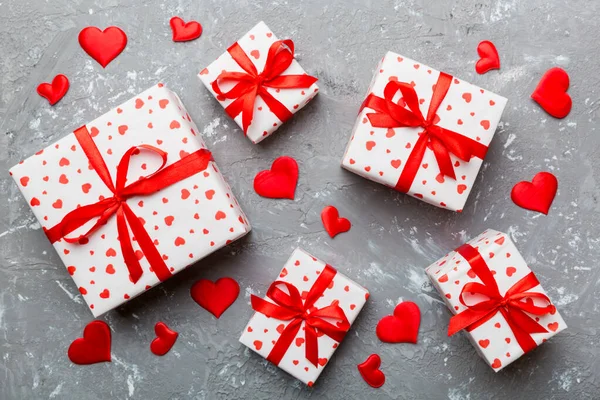 Sevgililer Günü kompozisyonu: Kırmızı hediye kutusu ve kalp. Noel hediyesi. Yukarıdan bak. Holday tebrik kartı.