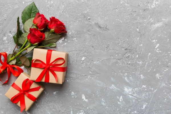 Gül çiçeği, kırmızı kalp ve hediye kutularıyla Sevgililer Günü kompozisyonu. Anneler günü ve doğum günü tebriği, kopyalama alanı, üst görünüm.