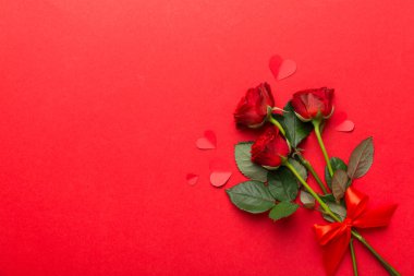Masada gül çiçeği ve kırmızı kalple Sevgililer Günü kompozisyonu. Üst görünüm, düz görünüm, kopyalama alanı Tatil kavramı.