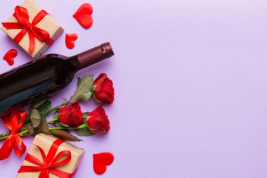 Kırmızı şarap, gül çiçeği ve hediye kutusuyla Sevgililer Günü kompozisyonu. Üst manzara, düz yatış. Tatil kavramı.