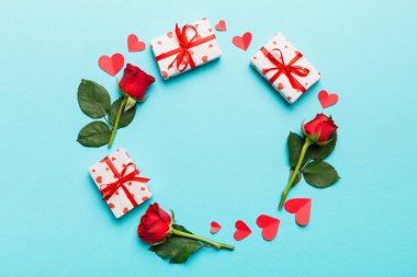 Renkli arka planda gülden yapılmış bir kalp, kalp ve boş tebrik kartı modeli. Top view, flat lay, copy space Holiday, Anneler Günü, doğum günü konsepti.