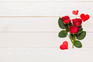 Masada gül çiçeği ve kırmızı kalple Sevgililer Günü kompozisyonu. Üst görünüm, düz görünüm, kopyalama alanı Tatil kavramı.