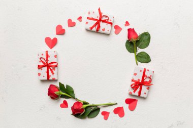 Renkli arka planda gülden yapılmış bir kalp, kalp ve boş tebrik kartı modeli. Top view, flat lay, copy space Holiday, Anneler Günü, doğum günü konsepti.