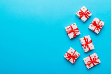 Sevgililer Günü kompozisyonu: Yay ve kalple kırmızı hediye kutusu. Noel hediyesi. Yukarıdan bak. Mesaj için yer var. Holday tebrik kartı.
