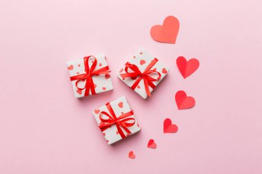 Sevgililer Günü kompozisyonu: Yay ve kalple kırmızı hediye kutusu. Noel hediyesi. Yukarıdan bak. Mesaj için yer var. Holday tebrik kartı.