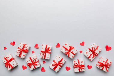 Sevgililer Günü kompozisyonu: Yay ve kalple kırmızı hediye kutusu. Noel hediyesi. Yukarıdan bak. Mesaj için yer var. Holday tebrik kartı.