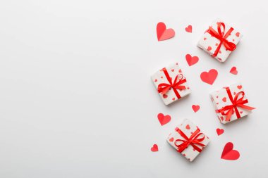 Sevgililer Günü kompozisyonu: Yay ve kalple kırmızı hediye kutusu. Noel hediyesi. Yukarıdan bak. Mesaj için yer var. Holday tebrik kartı.