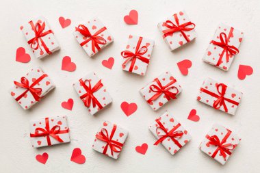 Sevgililer Günü kompozisyonu: Kırmızı hediye kutusu ve kalp. Noel hediyesi. Yukarıdan bak. Holday tebrik kartı.