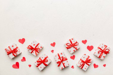 Sevgililer Günü kompozisyonu: Yay ve kalple kırmızı hediye kutusu. Noel hediyesi. Yukarıdan bak. Mesaj için yer var. Holday tebrik kartı.