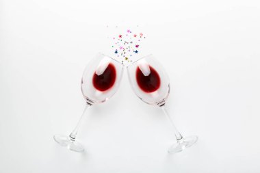 Şarap tadımında bir sürü kırmızı şarap. Renkli arka planda kırmızı şarap kavramı. Üst görünüm, düz dizayn.