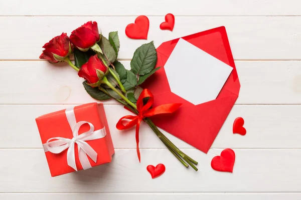 발렌타인데이 작곡에 Envelope Rose Flower Red Heart 했습니다 곳입니다 — 스톡 사진