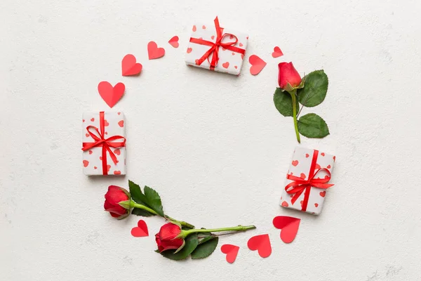 Renkli arka planda gülden yapılmış bir kalp, kalp ve boş tebrik kartı modeli. Top view, flat lay, copy space Holiday, Anneler Günü, doğum günü konsepti.