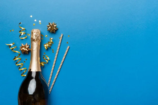 Бутылка Шампанского Бокалами Красочные Конфетти Цветном Фоне Верхний Слой — стоковое фото