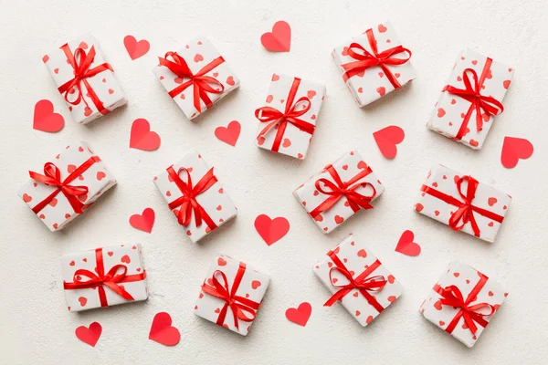 Sevgililer Günü kompozisyonu: Kırmızı hediye kutusu ve kalp. Noel hediyesi. Yukarıdan bak. Holday tebrik kartı.