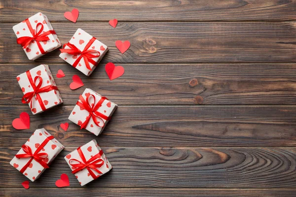 Sevgililer Günü kompozisyonu: Yay ve kalple kırmızı hediye kutusu. Noel hediyesi. Yukarıdan bak. Mesaj için yer var. Holday tebrik kartı.