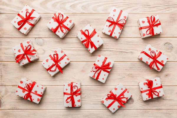 Sevgililer Günü kompozisyonu: Kırmızı hediye kutusu ve kalp. Noel hediyesi. Yukarıdan bak. Holday tebrik kartı.