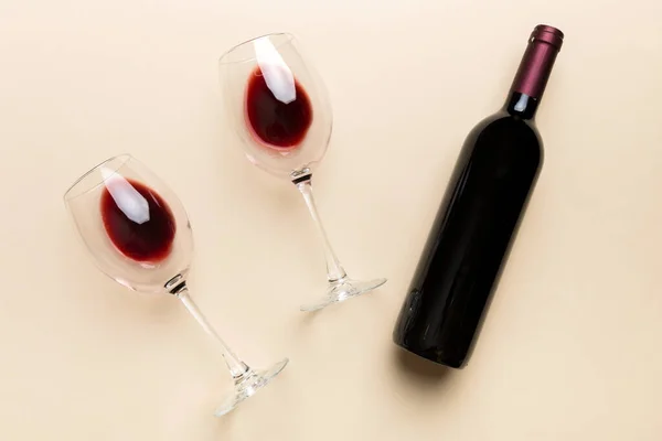 Glass Red Wine Bottle Colored Table Flat Lay Top View — Stock Photo, Image