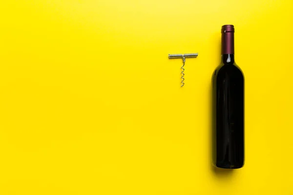 Eine Flasche Rotwein Mit Korkenzieher Auf Dem Tisch Flache Lage — Stockfoto