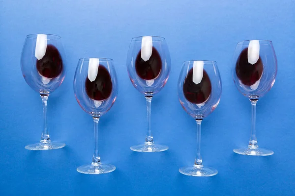 Mange Glass Rødvin Vinsmaking Begrepet Rødvin Farget Bakgrunn Utsikt Bakken – stockfoto