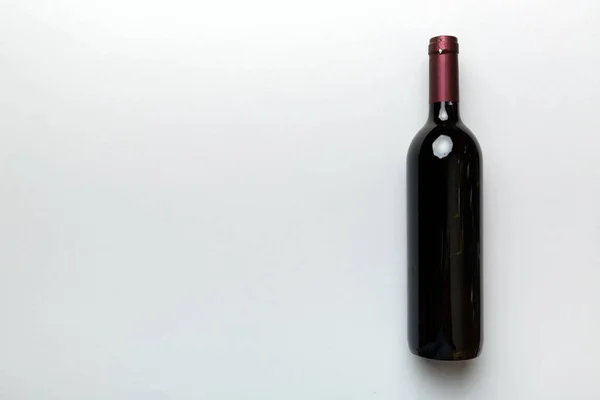 一壶红葡萄酒放在彩色桌子上 平面布局 顶视图和复制空间 — 图库照片