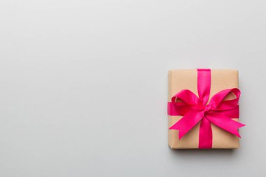 Renkli arkaplan üzerinde tatil kutucuğu, üst görünüm. Tasarım için alanı kopyala.