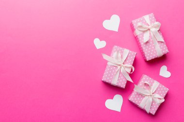 Sevgililer Günü kompozisyonu: Yay ve kalple kırmızı hediye kutusu. Noel hediyesi. Yukarıdan bak. Mesaj için yer var. Holday tebrik kartı.