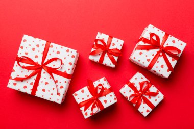 Sevgililer Günü kompozisyonu: Kırmızı hediye kutusu ve kalp. Noel hediyesi. Yukarıdan bak. Holday tebrik kartı.