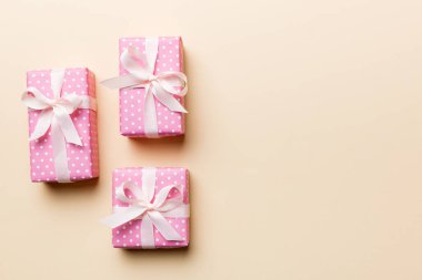 Sevgililer Günü kompozisyonu: Yay ve kalple kırmızı hediye kutusu. Noel hediyesi. Yukarıdan bak. Mesaj için yer var. Holday tebrik kartı.