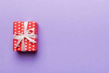 Sevgililer Günü kompozisyonu: Yay ve kalple kırmızı hediye kutusu. Noel hediyesi. Yukarıdan bak. Mesaj için yer var. Holday tebrik kartı.