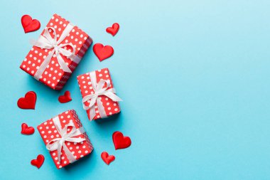 Sevgililer Günü kompozisyonu: Yay ve kalple kırmızı hediye kutusu. Noel hediyesi. Yukarıdan bak. Mesaj için yer var. Holday tebrik kartı.