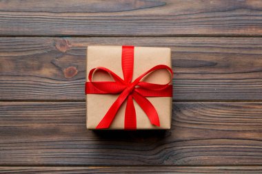 Sevgililer Günü kompozisyonu: Yay ve kalple kırmızı hediye kutusu. Noel hediyesi. Yukarıdan bak. Mesaj için yer var. Holday tebrik kartı.