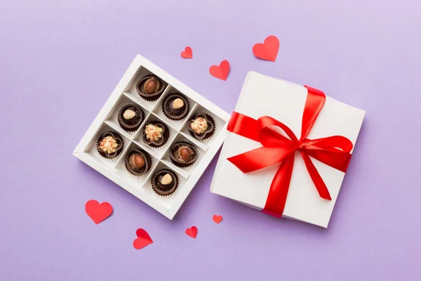 Вкусные Шоколадные Пралины Красной Коробке Дню Святого Валентина Коробка Форме — стоковое фото