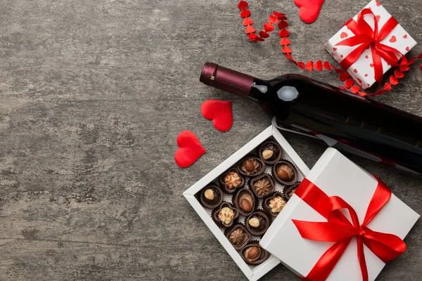 Sevgililer Günü Için Renkli Arka Planda Bir Şişe Kırmızı Şarap — Stok fotoğraf