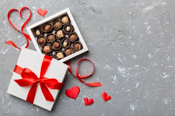 Вкусные Шоколадные Пралины Красной Коробке Дню Святого Валентина Коробка Форме — стоковое фото